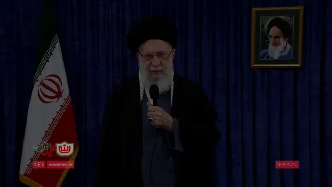 سخنرانی ایستاده آیت‌الله خامنه‌ای به مناسبت سالگرد پیروزی انقلاب اسلامی در سال ۵۷ و تاکید بر «مایوس کردن دشمن»