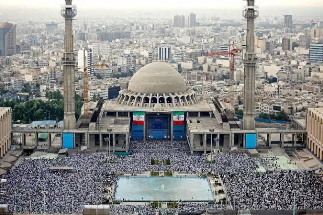 برخلاف عرف مرسوم پس از سال ۱۳۶۸، نماز عید فطر در تهران به امامت رهبر جمهوری اسلامی برگزار نخواهد شد و سید محمد ابوترابی امامت آن را بر عهده خواهد داشت