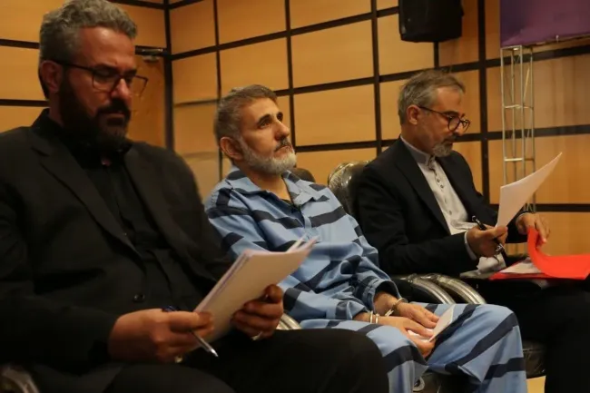 دو سوال کاملاً حقوقی من در مورد پرونده آقای محمد ساعدی نیا که سعی کردم کاملا محترمانه و دو سوال کاملاً حقوقی من در مورد پرونده آقای محمد ساعدی نیا که سعی کردم کاملا محترمانه و سربسته بنویسم یادتان هست؟بنویسم یادتان هست؟