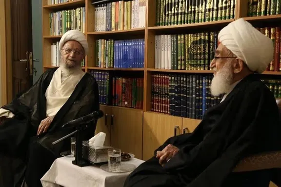  از میان مراجع تقلید معرفی شده توسط جامعه مدرسین حوزه علمیه قم در سال ۱۳۷۳ آقای ناصر مکارم شیرازی و از میان مراجع تقلید معرفی شده در سال ۱۳۸۶ حسین نوری همدانی در قید حیات هستند