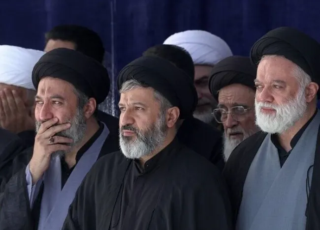 اقامه معنی دار نماز رهبر دوم جمهوری اسلامی توسط سید مصطفی خامنه‌ای و یادداشتم در عبدی مدیا یادتان هست؟