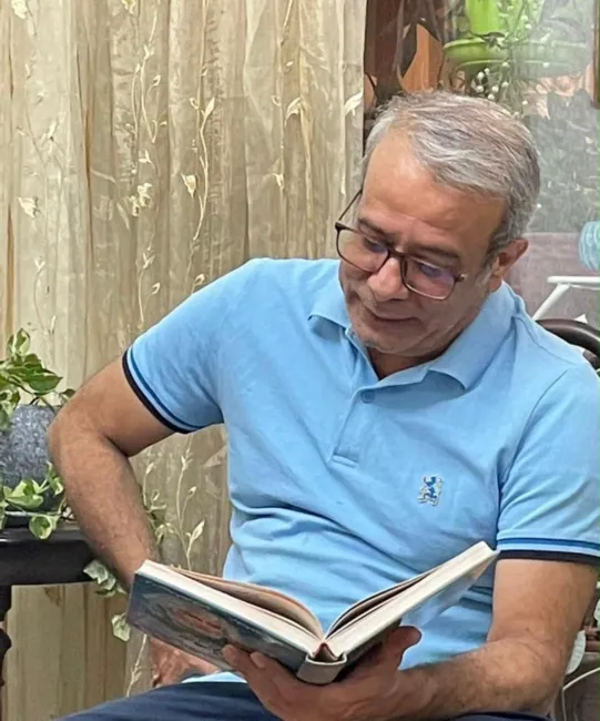 از خیابان سی‌متری، نانِ باخسام می‌خریدم و به کارگران ساختمانی می‌فروختم. خودم هم کارگری می‌کردم. آجرها را دسته دسته می‌کردم و به دست استاد می‌رساندم. 