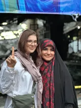 عکس خبرنگار آمریکایی با سحر امامی در کنار ساختمان شیشه‌ای