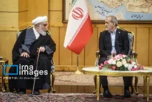 این درحالیست که از دوران سید ابراهیم رئیسی و تا  همین پیش از این مراسم شیخ محسن_قمی معاون دفتر آیت‌الله خامنه‌ای در مراسم استقبال و بدرقه شرکت میکرد.