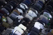  قبل آنکه دل به نماز باران ببندیم و سخنرانی های ایدئولوژیک کنیم، روی زمین دنبال حل مشکلات بگردیم