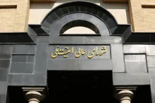 نه اینکه امضا کننده و ظاهر قانونی دادن به اراده دیگری یا دیگران باشد.
