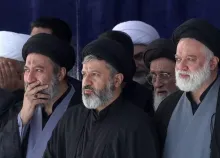 اقامه معنی دار نماز رهبر دوم جمهوری اسلامی توسط سید مصطفی خامنه‌ای و یادداشتم در عبدی مدیا یادتان هست؟