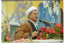 در آژانس‌ بين‌المللی انرژی هسته‌ای، بحث در مورد ایران ادامه داشت و آقای علی‌ اکبر صالحی، نماینده ایران، تهدید کرد که اگر سختگیری بی‌مورد شود، ممکن است نتیجه برعكس باشد و آژانس از همکاری ایران محروم شود. آفريقاي جنوبی، قطعنامه‌ای ارایه داده که از ایران خواسته است، سریع‌تر پروتکل الحاقي را بپذیرد و برنامه‌های هسته‌ای خود را شفاف نماید. آمریکا هم درصدد [تصویب] چنین قطعنامه‌ای است. 